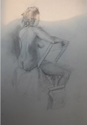 Femme assise de dos